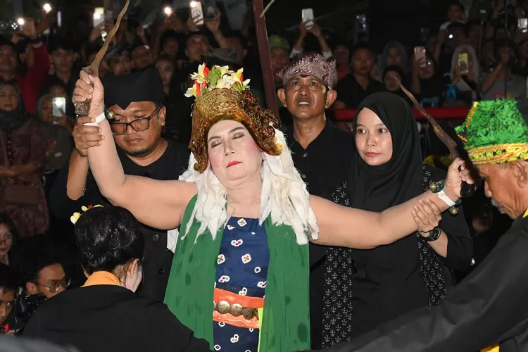 hanya-di-banyuwangi!-tarian-gaib-perempuan-tua-ini-bikin-wisatawan-merinding