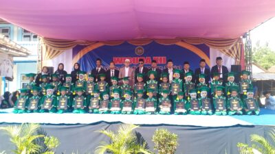 wisuda-ke-xii-al-imarah-bajulmati-berlangsung-khidmat,-141-siswa-resmi-lulus