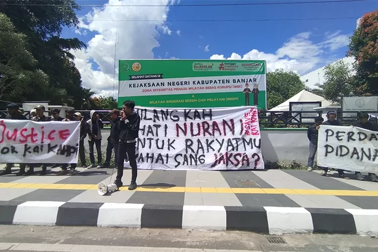 kecam-penahanan-kakek-73-tahun,-aliansi-mahasiswa-desak-kejari-banjar-transparan-dan-manusiawi-–-radar-banyuwangi