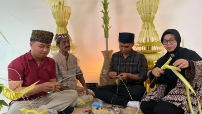 lestarikan-seni-dan-budaya,-disbudpar-banyuwangi-gelar-workshop-seni-pembuatan-mayangsari