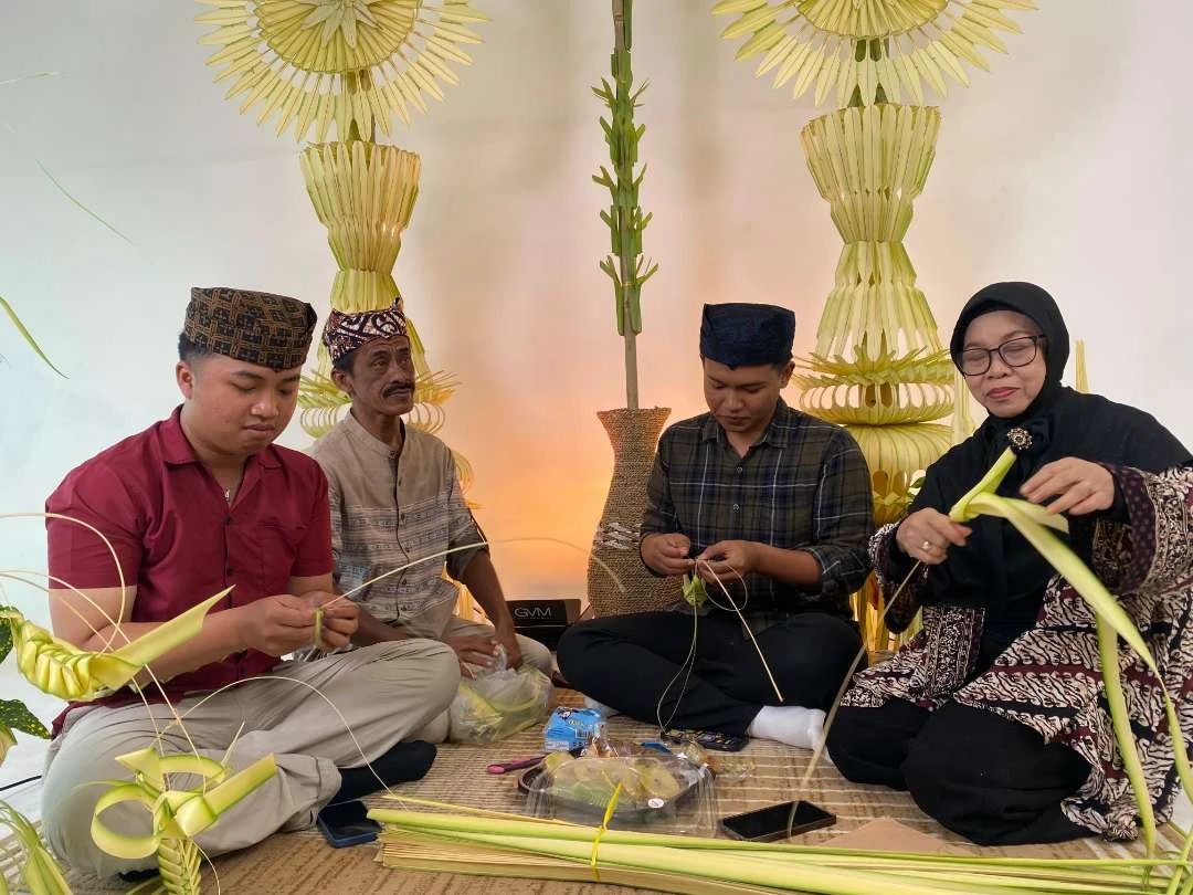 lestarikan-seni-dan-budaya,-disbudpar-banyuwangi-gelar-workshop-seni-pembuatan-mayangsari