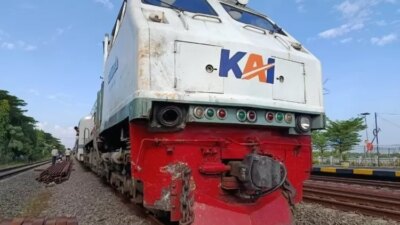 detik-detik-truk-temper-kereta-api-ambarawa-ekspres-di-lamongan,-begini-kronologinya!