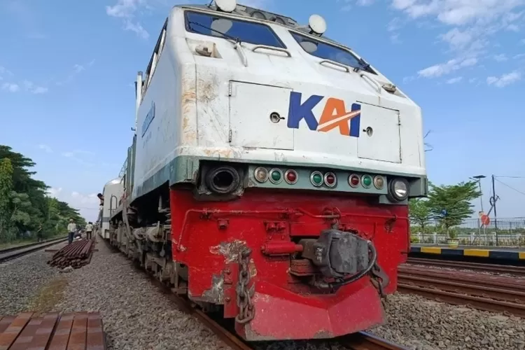 detik-detik-truk-temper-kereta-api-ambarawa-ekspres-di-lamongan,-begini-kronologinya!