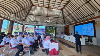 merugikan-negara-dan-kesehatan,-satpol-pp-bersama-bea-cukai-gelar-sosialisasi-gempur-rokok-ilegal-di-desa-watukebo