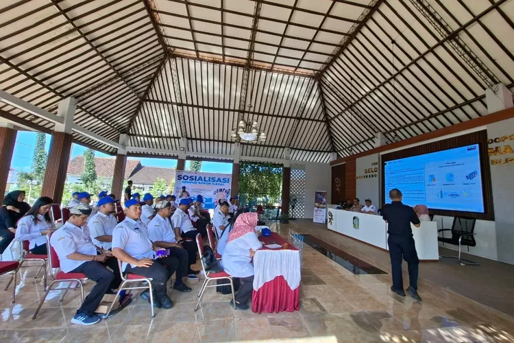 merugikan-negara-dan-kesehatan,-satpol-pp-bersama-bea-cukai-gelar-sosialisasi-gempur-rokok-ilegal-di-desa-watukebo