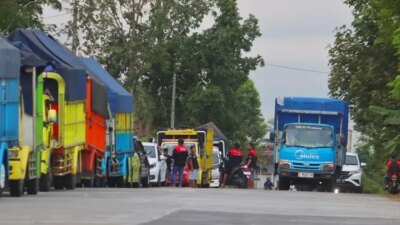 tolak-zero-odol,-driver-logistik-gelar-aksi-mogok-kerja,-sweeping-truk-di-genteng-dan-glenmore