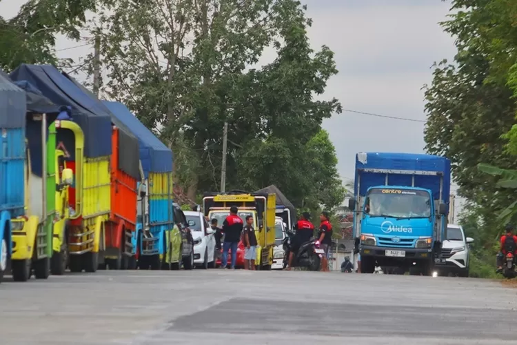 tolak-zero-odol,-driver-logistik-gelar-aksi-mogok-kerja,-sweeping-truk-di-genteng-dan-glenmore
