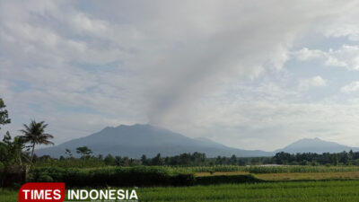 kurangi-dampak-abu-vulkanik-gunung-raung,-warga-banyuwangi-diimbau-gunakan-masker-–-times-banyuwangi