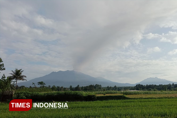 kurangi-dampak-abu-vulkanik-gunung-raung,-warga-banyuwangi-diimbau-gunakan-masker-–-times-banyuwangi