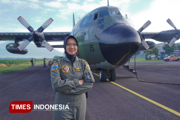 lettu-pnb-anisa,-srikandi-pengukir-sejarah-sebagai-perempuan-pertama-yang-terbangkan-hercules-–-times-banyuwangi