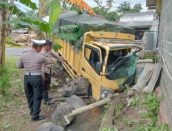 Diduga Sopir Mengantuk, Truk di Bangorejo Tabrak Warung Makan