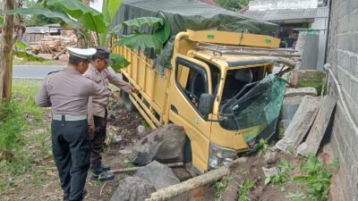 diduga-sopir-mengantuk,-truk-di-bangorejo-tabrak-warung-makan