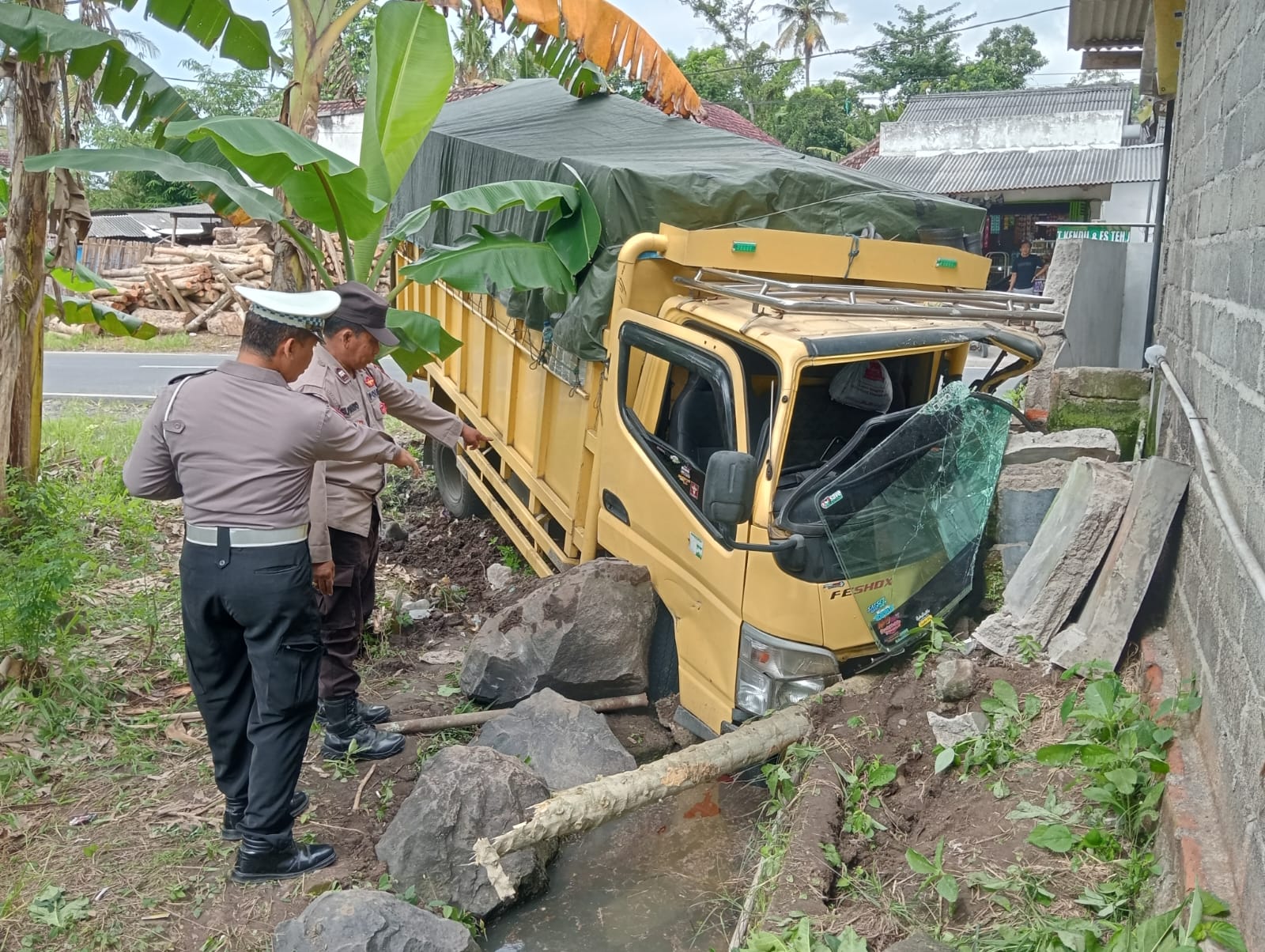diduga-sopir-mengantuk,-truk-di-bangorejo-tabrak-warung-makan