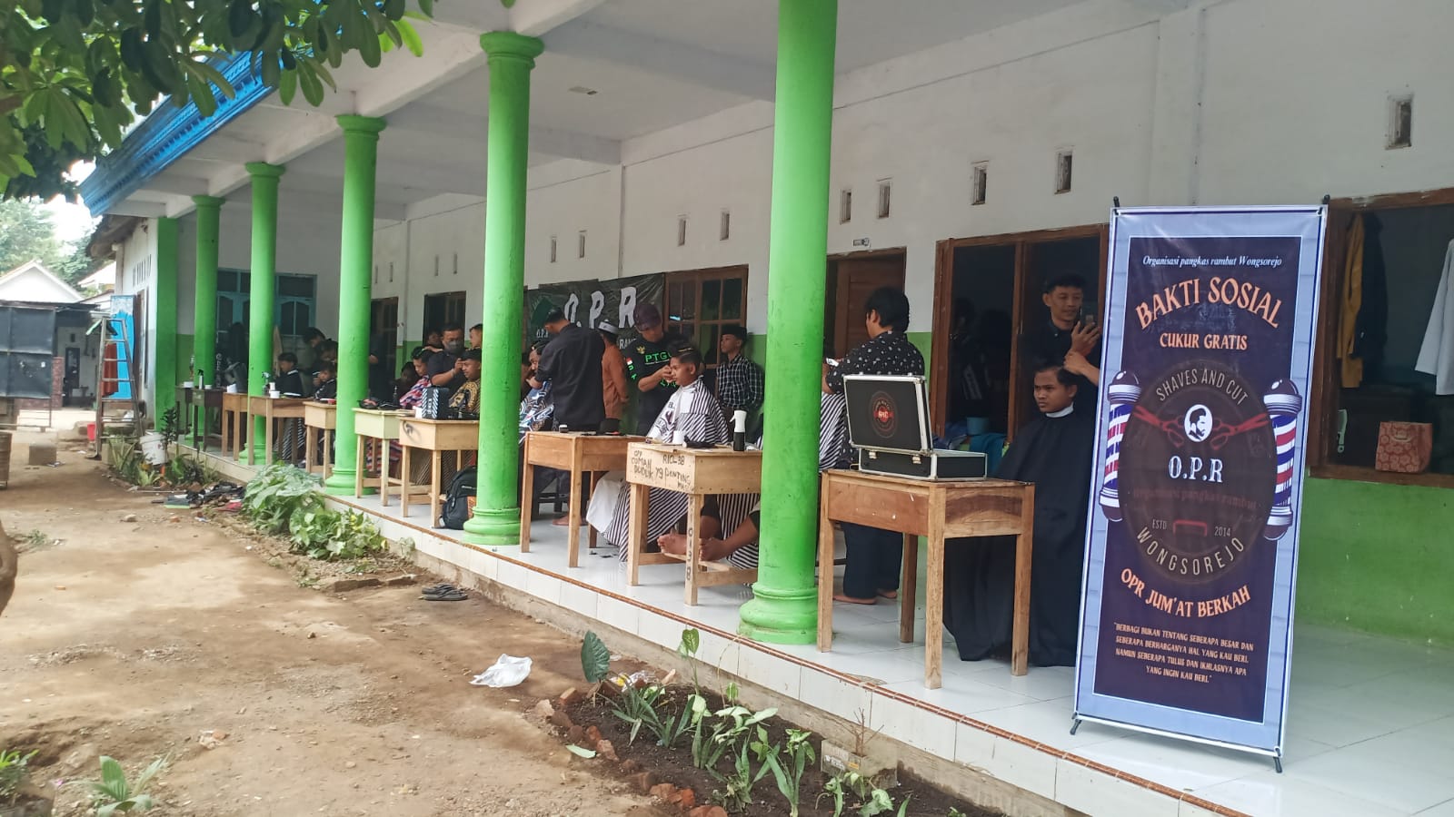 opr-gelar-cukur-gratis-di-ponpes-al-imaratul-mustaqimah,-dapat-apresiasi-dari-pengasuh-pesantren