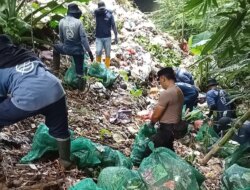 Peringati HUT Bhayangkara, Jajaran Polsek Genteng Bersihkan Sampah di Jembatan Sasak Mayit
