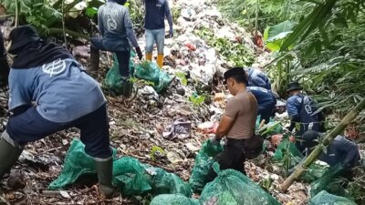 peringati-hut-bhayangkara,-jajaran-polsek-genteng-bersihkan-sampah-di-jembatan-sasak-mayit