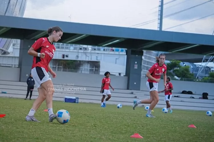 jelang-kualifikasi-piala-asia-2026,-timnas-putri-indonesia-matangkan-taktik-dan-chemistry-antarpemain