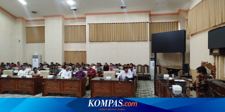 adukan-perhutani,-masyarakat-desa-hutan-geruduk-dprd-banyuwangi