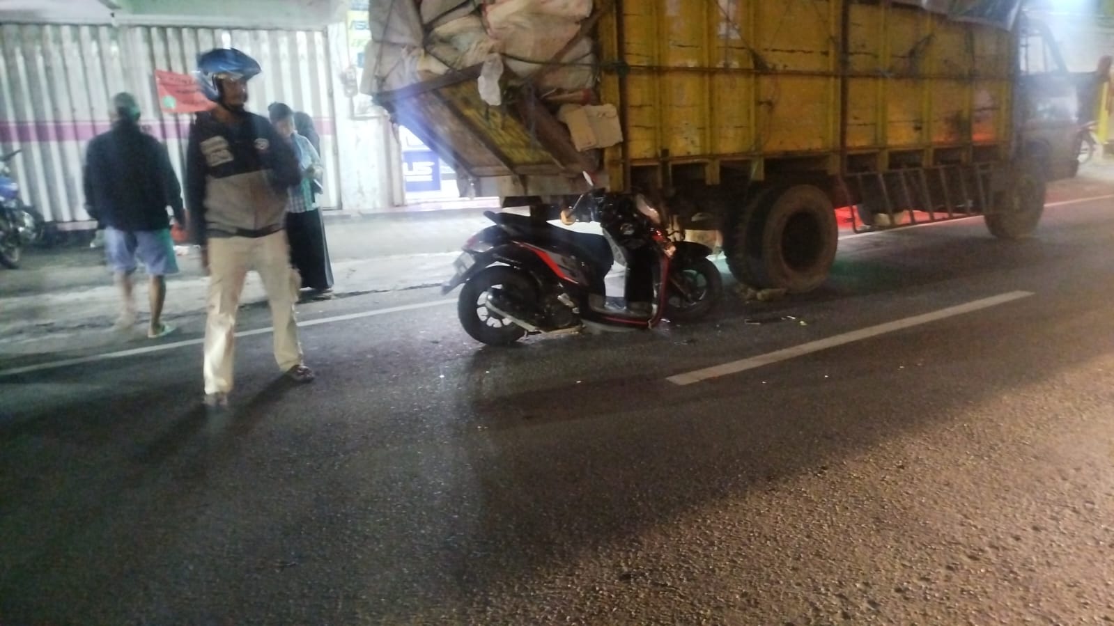 cium-pantat-truk-pengendara-honda-scopy-dijahit-dahi-matanya