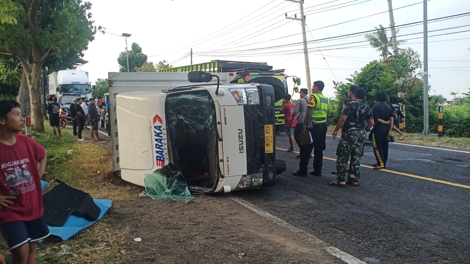 truk-baraka-express-terguling-di-sumberanyar,-nyaris-sebabkan-kecelakaan-fatal