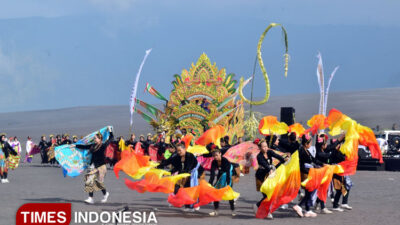 kala-lautan-pasir-jadi-panggung-megah-eksotika-bromo-2025-–-times-banyuwangi