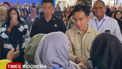 gibran-kewalahan-diserbu-emak-emak-di-banyuwangi,-minta-foto-sampai-jerit-jerit!-–-times-banyuwangi