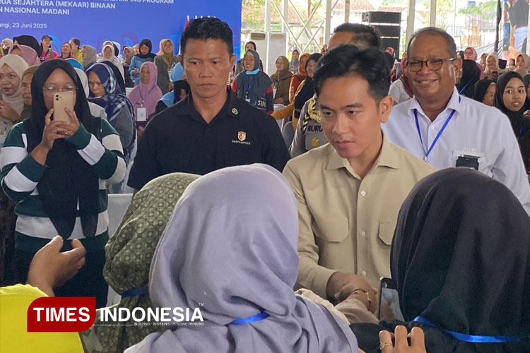 gibran-kewalahan-diserbu-emak-emak-di-banyuwangi,-minta-foto-sampai-jerit-jerit!-–-times-banyuwangi