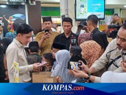 Momen Gibran Borong Alat Tulis untuk Anak Yatim Piatu di Banyuwangi