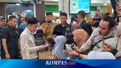 momen-gibran-borong-alat-tulis-untuk-anak-yatim-piatu-di-banyuwangi