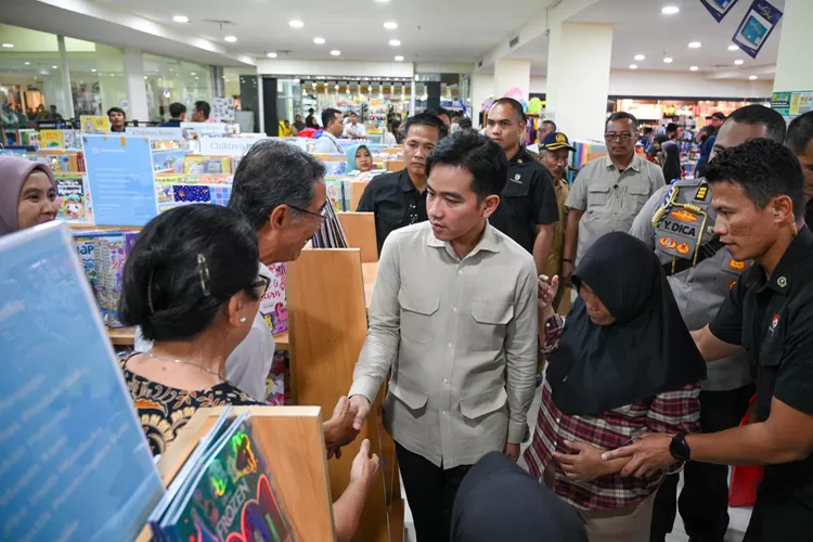 gibran-traktir-100-anak-yatim-belanja-rp300-ribu-di-banyuwangi,-ini-momen-harunya!