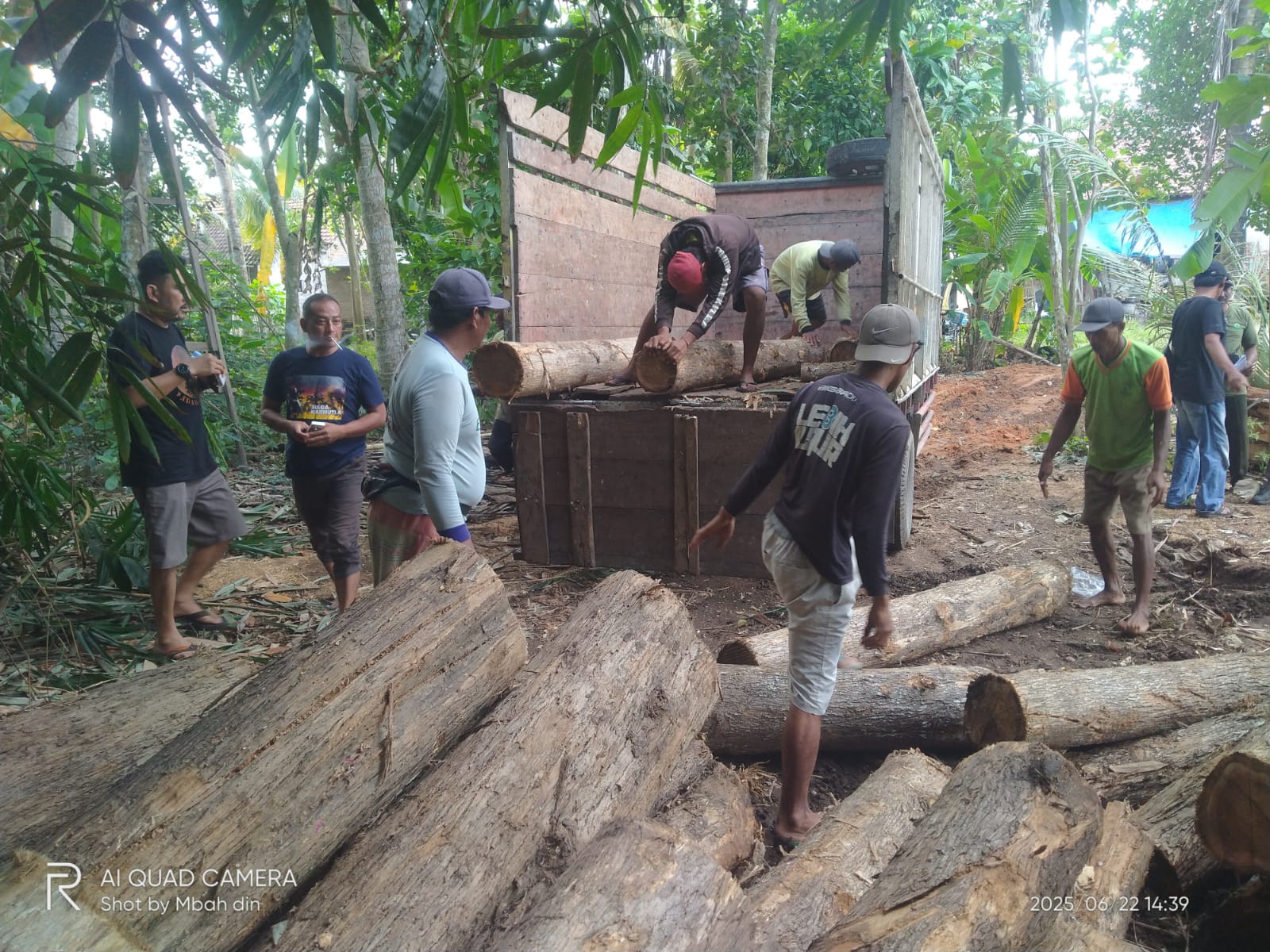 polsek-tegaldlimo-amankan-dua-warga-yang-diduga-simpan-kayu-ilegal-senilai-11,3-juta-rupiah