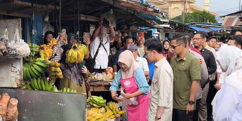 gibran-tinjau-pasar-rogojampi,-pedagang-harapkan-harga-bahan-pokok-turun