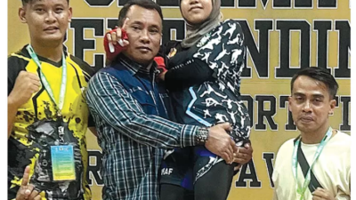 atlet-mma-banyuwangi-persembahkan-medali-emas,-naik-podium,-nurhidayati-langsung-digendong-suwito