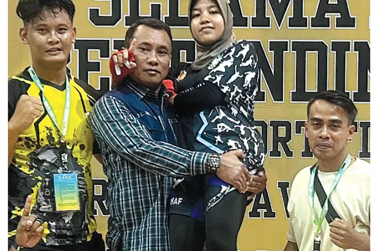 atlet-mma-banyuwangi-persembahkan-medali-emas,-naik-podium,-nurhidayati-langsung-digendong-suwito