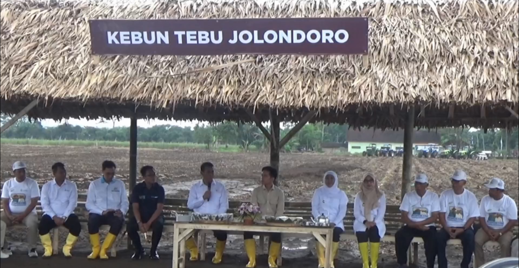 wapres-gibran-turun-ke-sawah-bersama-petani-dan-kementan-perbaiki-sistem-tanam-dan-hilirisasi-industri-gula