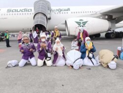 Jemaah Haji Banyuwangi yang Terdampak Perang Iran vs Israel Akhirnya Bisa Pulang. Tiba di Bandara Juanda Langsung Sujud Syukur