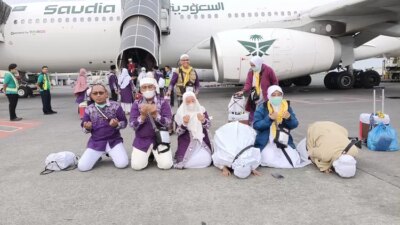 jemaah-haji-banyuwangi-yang-terdampak-perang-iran-vs-israel-akhirnya-bisa-pulang.-tiba-di-bandara-juanda-langsung-sujud-syukur