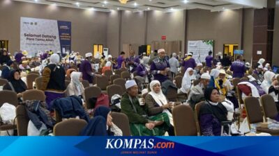 sempat-tertunda,-jemaah-haji-kloter-44-asal-banyuwangi-akhirnya-tiba-di-surabaya