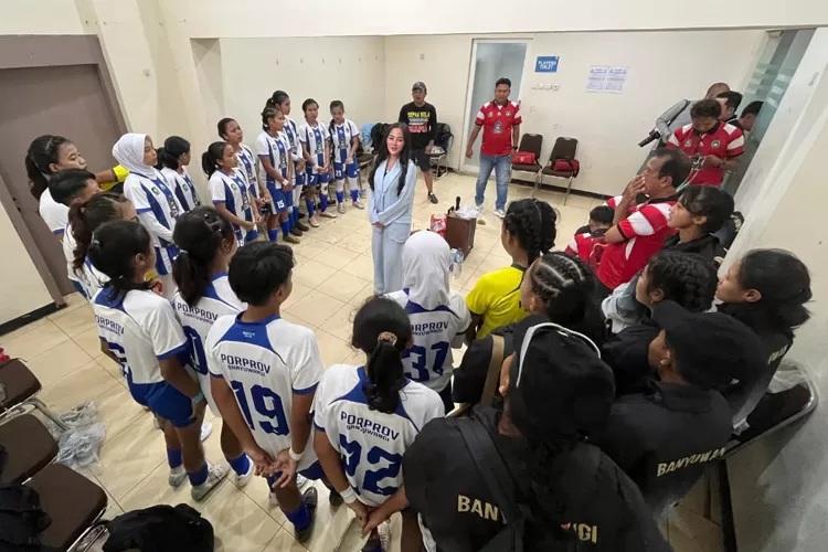 pahit!-tim-sepak-bola-putri-banyuwangi-gagal-ke-semifinal-gegara-keputusan-kontroversial-panitia-porprov-jatim