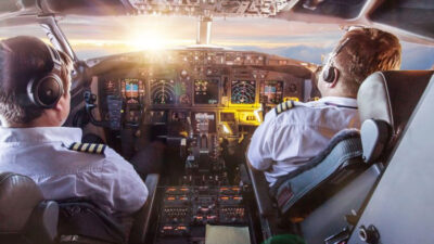 bukan-sekadar-hiasan,-ini-makna-garis-di-seragam-pilot-–-times-banyuwangi