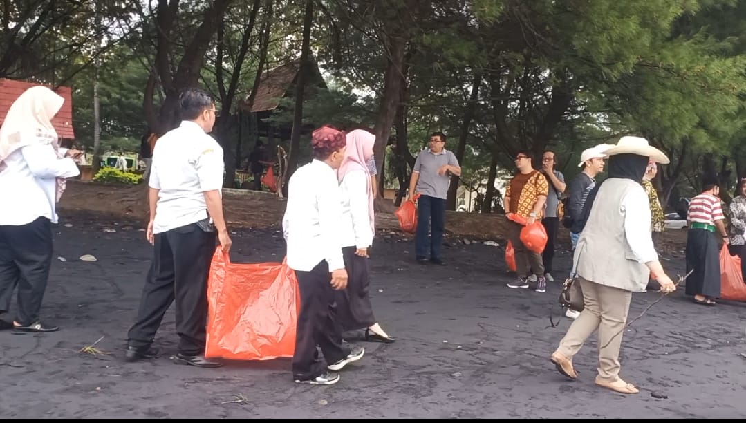 lintas-suku-di-banyuwangi-kompak-gelar-aksi-bersih-di-grand-watudodol,-bukti-nyata-persatuan-dalam-keberagaman