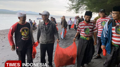 gotong-royong-kebangsaan,-bakesbangpol-banyuwangi-gelorakan-persatuan-lewat-aksi-bersih-pantai-grand-watu-dodol-–-times-banyuwangi