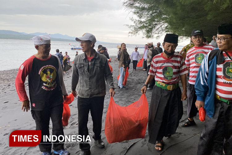 gotong-royong-kebangsaan,-bakesbangpol-banyuwangi-gelorakan-persatuan-lewat-aksi-bersih-pantai-grand-watu-dodol-–-times-banyuwangi