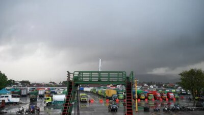 cuaca-buruk,-gelombang-tinggi-selat-bali-diprediksi-hingga-tiga-hari-ke-depan