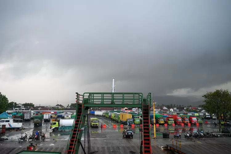 cuaca-buruk,-gelombang-tinggi-selat-bali-diprediksi-hingga-tiga-hari-ke-depan
