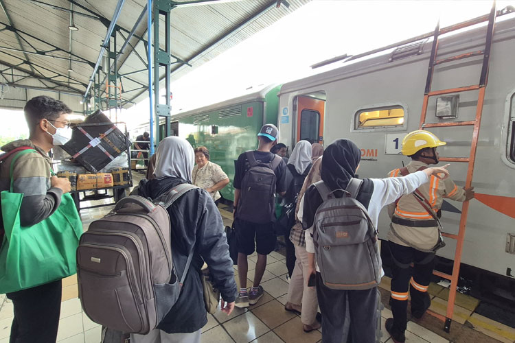 liburan-tahun-baru-islam,-stasiun-madiun-kebanjiran-penumpang-–-times-banyuwangi