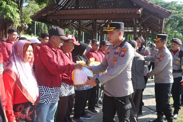 polresta-banyuwangi-gelar-bakti-sosial-salurkan-1.500-paket-sembako-jelang-hari-bhayangkara-ke-79