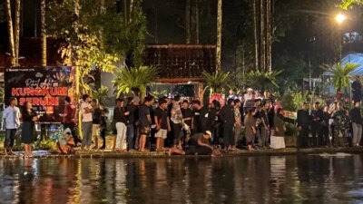 byur!-utang-lunas-rejeki-deras,-ribuan-orang-berbondong-nyemplung-di-sendang-seruni-banyuwangi