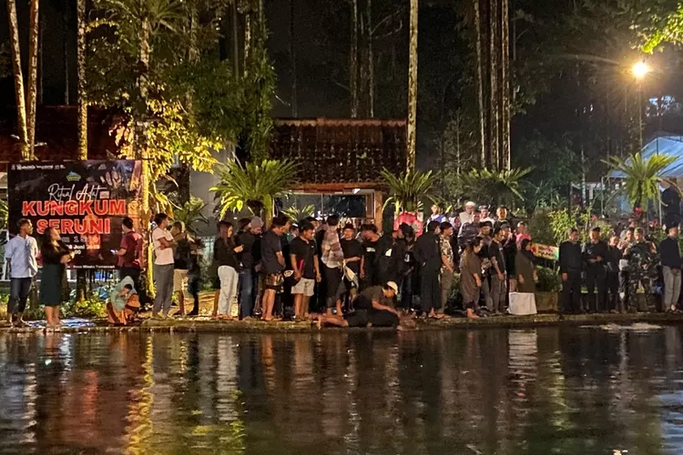 byur!-utang-lunas-rejeki-deras,-ribuan-orang-berbondong-nyemplung-di-sendang-seruni-banyuwangi