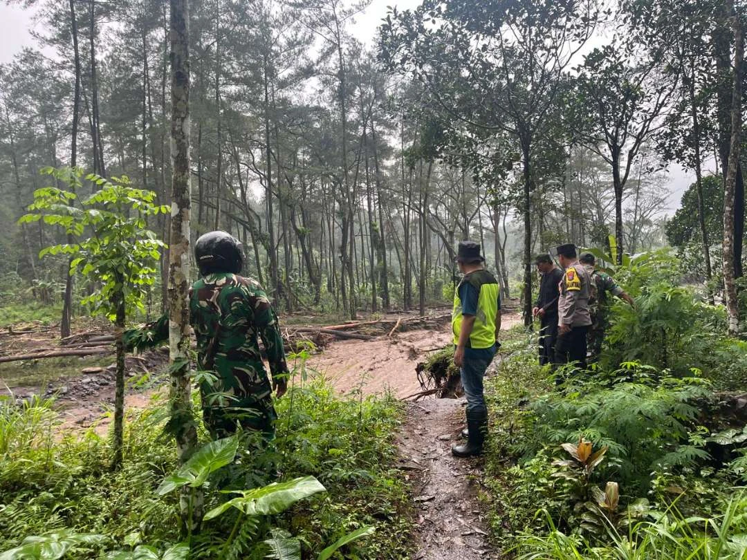bermotor-di-pinggir-sungai,-pelajar-sma-di-banyuwangi-hanyut-bersama-sepeda-motornya